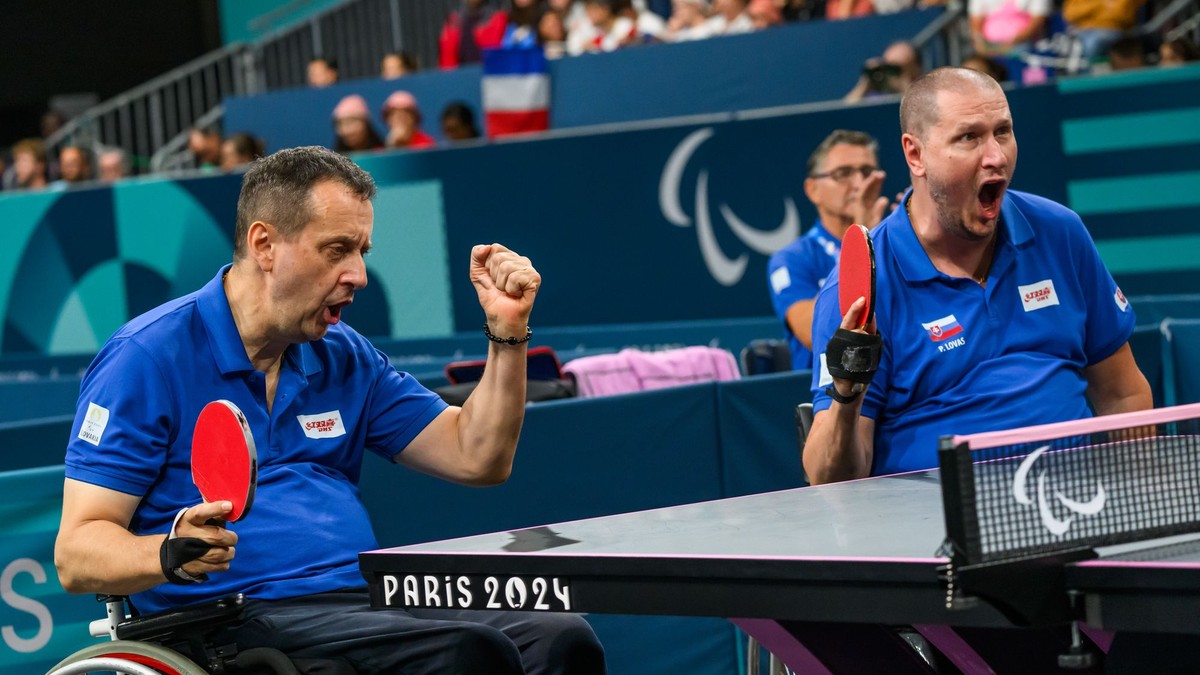 Slovenskí reprezentanti v parastolnom tenise Peter Lovaš a Ján Riapoš počas PH 2024.