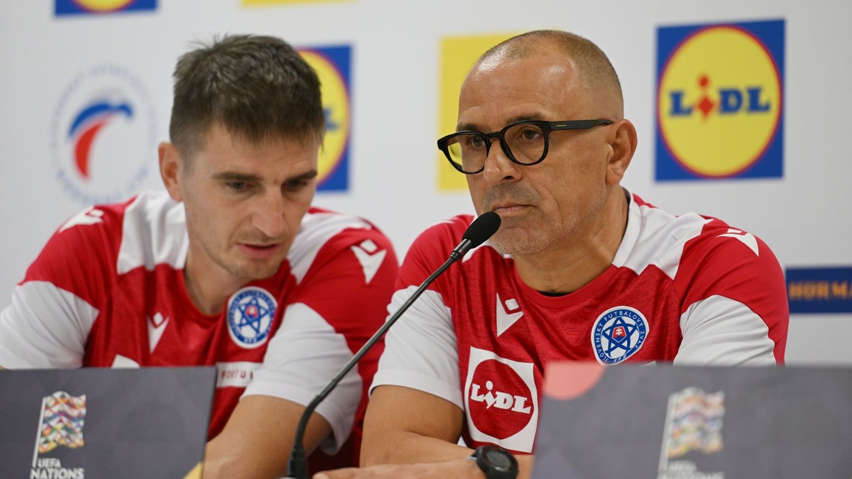 vpravo tréner slovenskej futbalovej reprezentácie Francesco Calzona a jeho asistent Pavol Farkaš