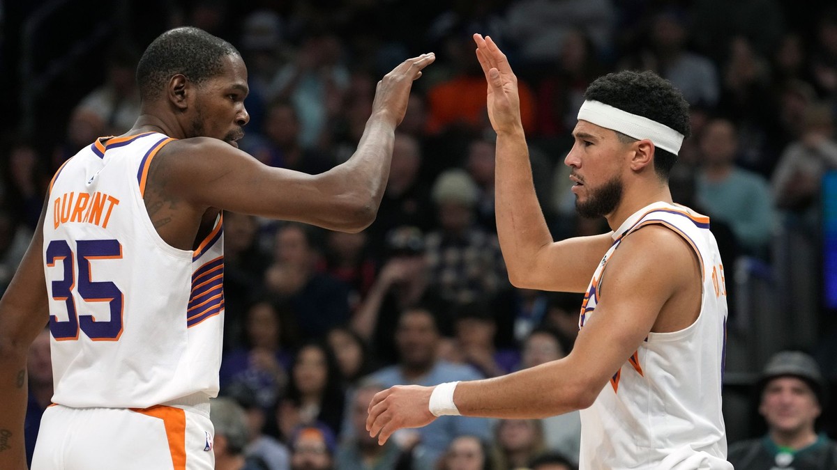 Devin Booker (vpravo) v drese tímu Phoenix Suns. 