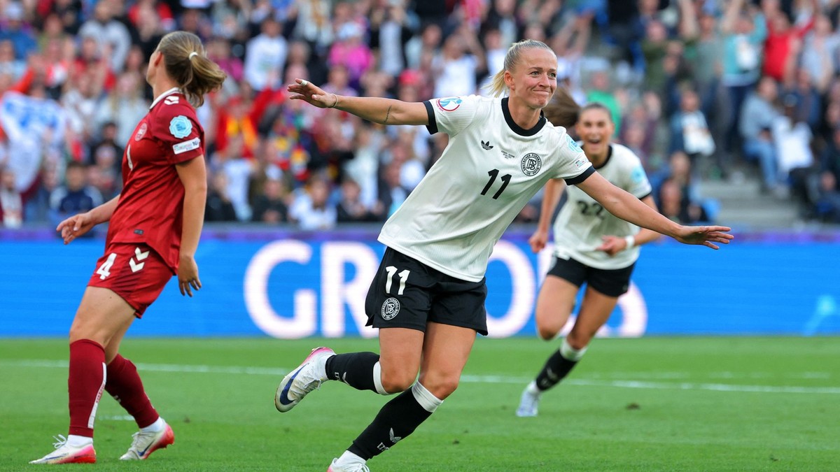 Nemecká futbalistka Lea Schüllerová strieľa gól v zápase proti Dánsku na ME 2025.