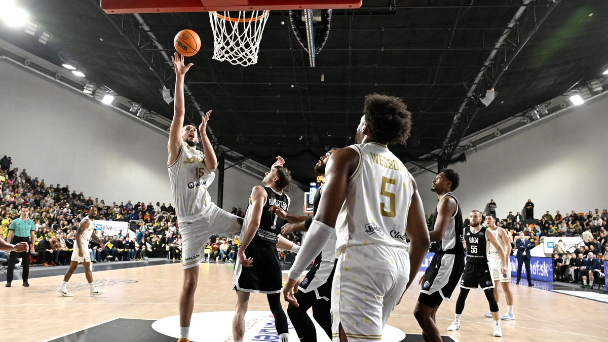 Boris Bojanovský (vľavo) dáva kôš v zápase Levíc v Lige majstrov.