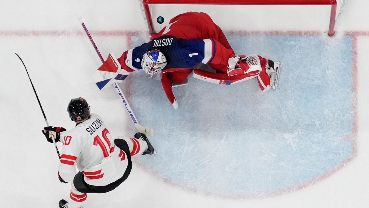 Český brankár Lukáš Dostál a kanadský hokejista Nick Suzuki.