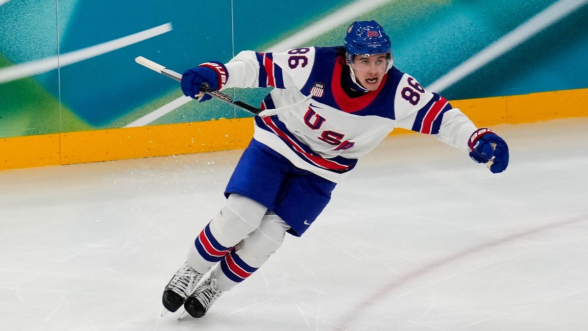 Jack Hughes oslavuje víťazný gól proti Kanade.