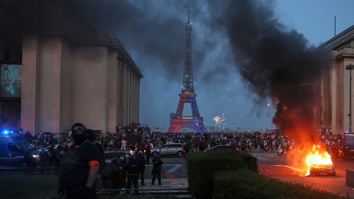 Auto horí a ohňostroj exploduje po tom, čo fanúšikovia Paríža St. Germain oslavujú obhajobu titulu pred Eiffelovou vežou