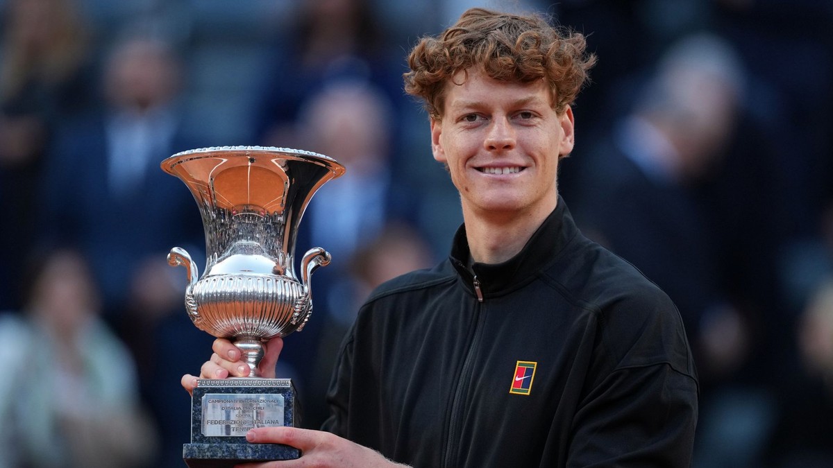 Jannik Sinner pózuje s trofejou po triumfe na turnaji v Ríme