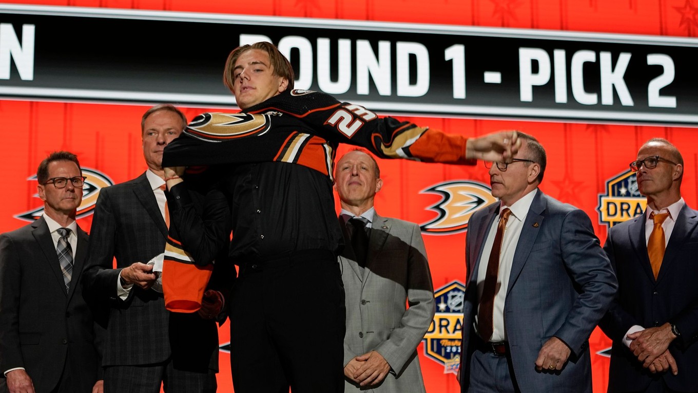 Leo Carlsson si oblieka dres Anaheimu Ducks po tom, ako si ho vybrali z druhého miesta na drafte NHL 2023.