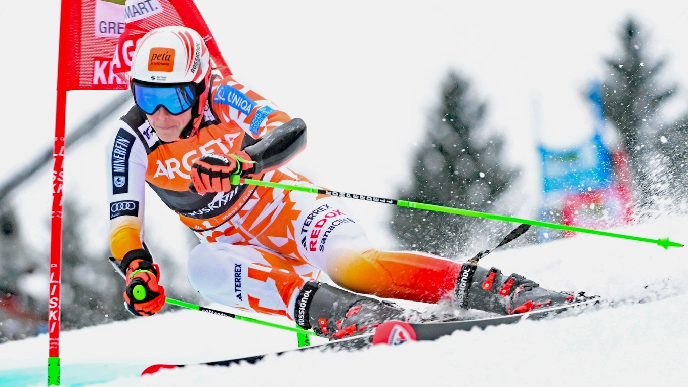 Petra Vlhová na trati v 1. kole obrovského slalomu Svetového pohára v slovinskej Kranjskej Gore. 