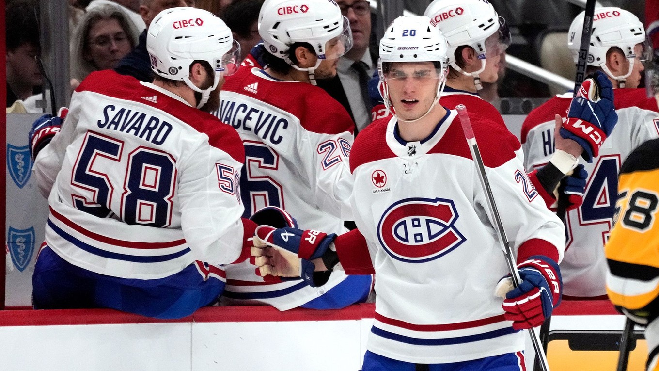 Slovenský hráč Montrealu Canadiens Juraj Slafkovský (č.20) oslavuje so spoluhráčmi na lavičke po tom, ako skóroval.