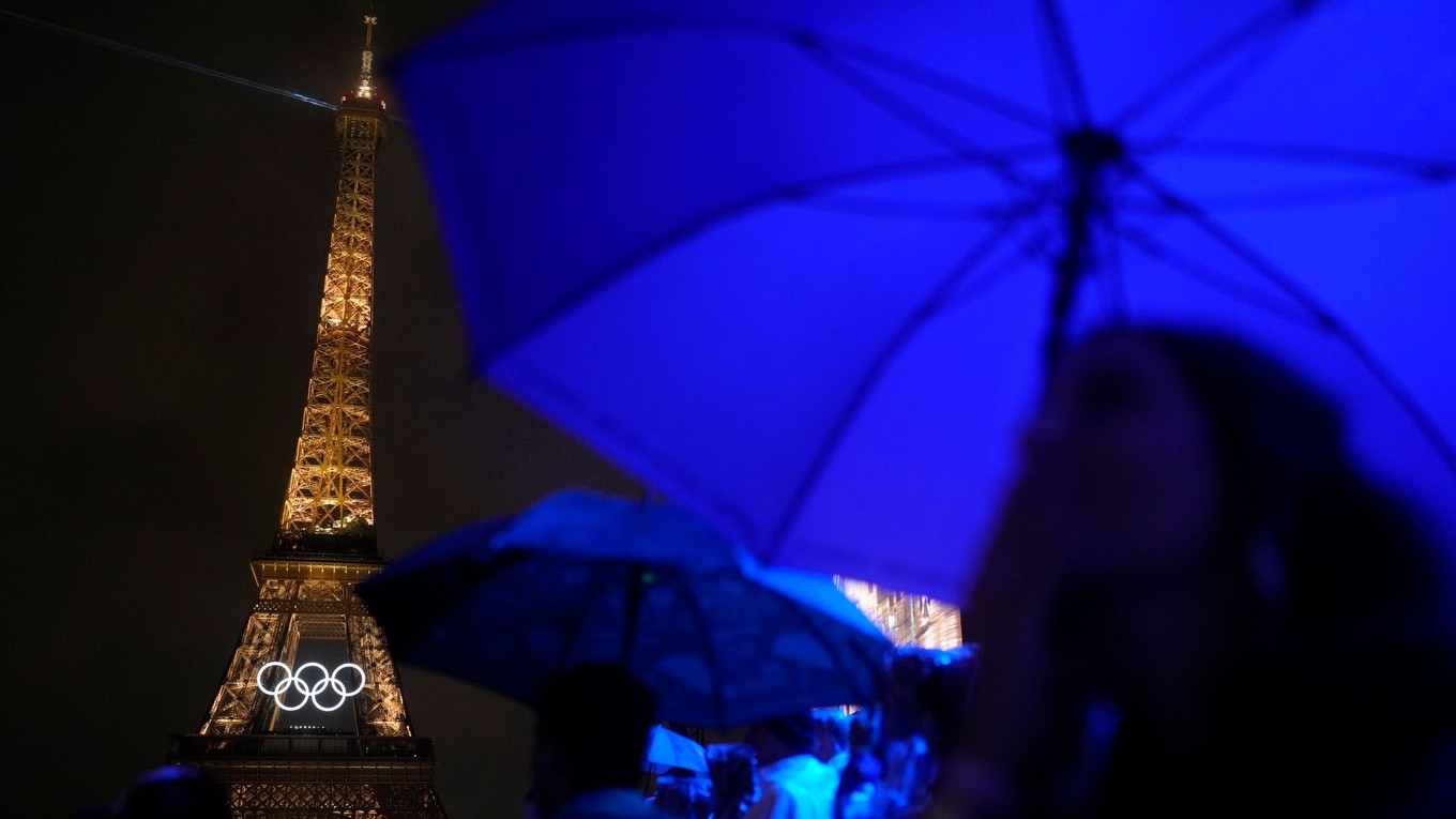 Dáždniky pod Eiffelovou vežou počas otváracieho ceremoniálu OH v Paríži.