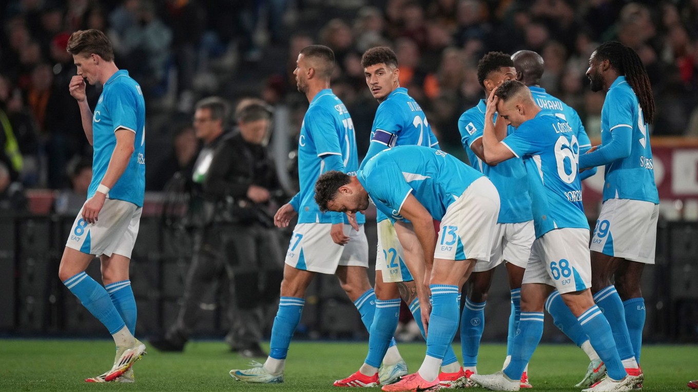 Stanislav Lobotka (tretí sprava) sa teší so spoluhráčmi z gólu.