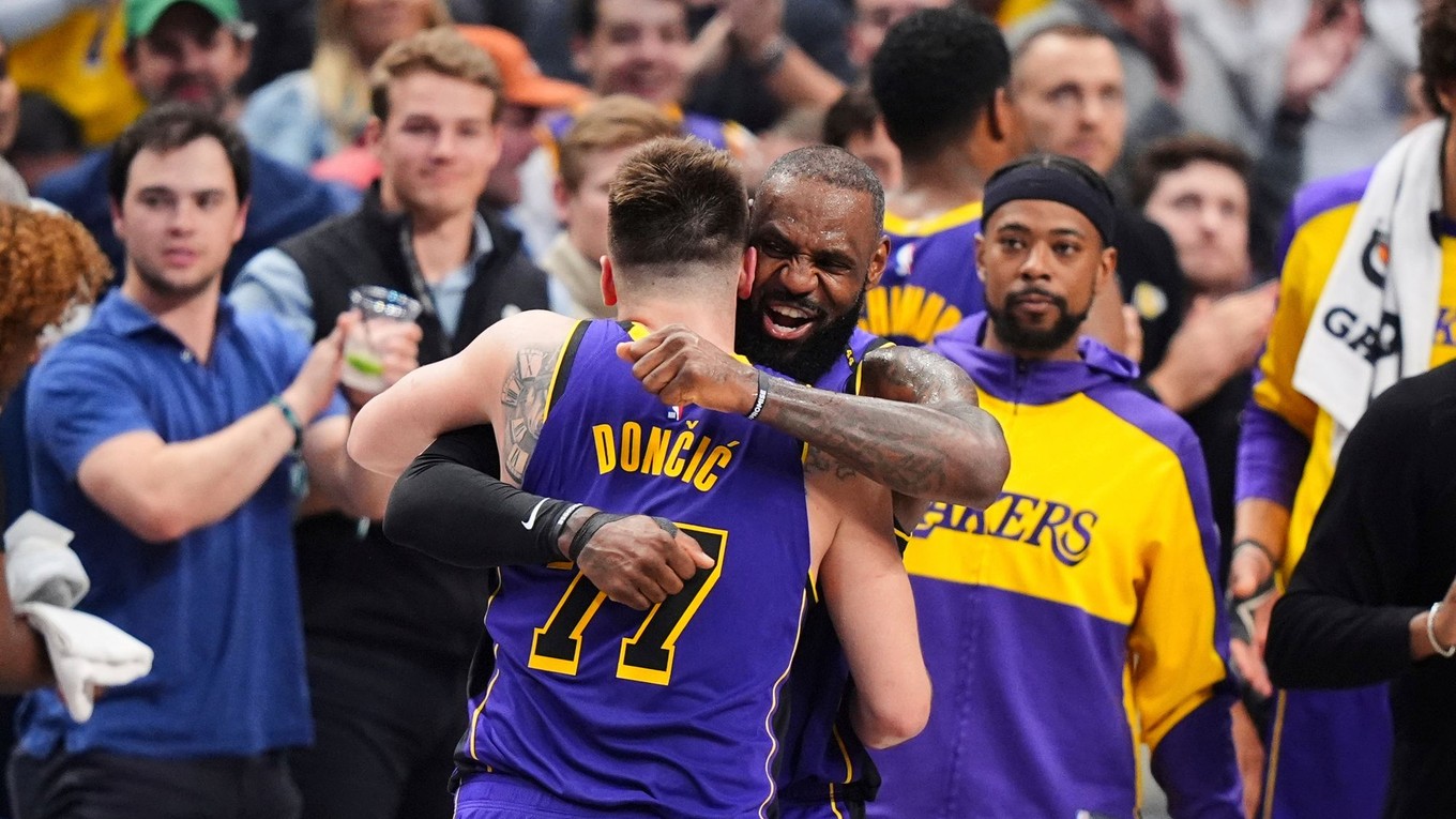 Luka Dončič (vľavo) a LeBron James sa v drese Los Angeles Lakers tešia po víťazstve.