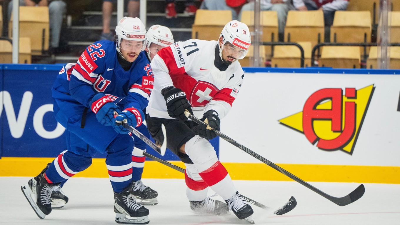 Jonas Siegenthaler (vpravo) a Isaac Howard v zápase USA - Švajčiarsko v skupine B na MS v hokeji 2025.