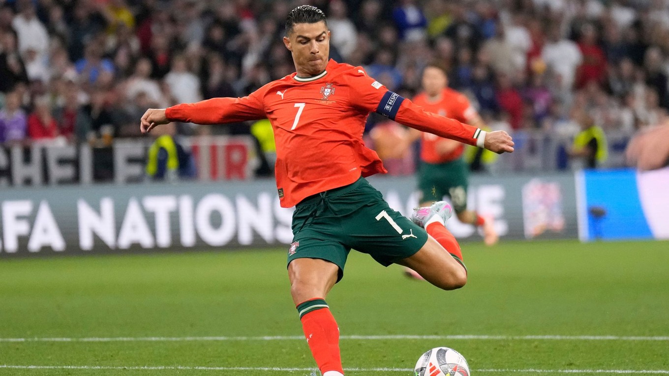 Kapitán Portugalska Cristiano Ronaldo strieľa na bránu počas semifnálového zápasu Ligy národov vo futbale.