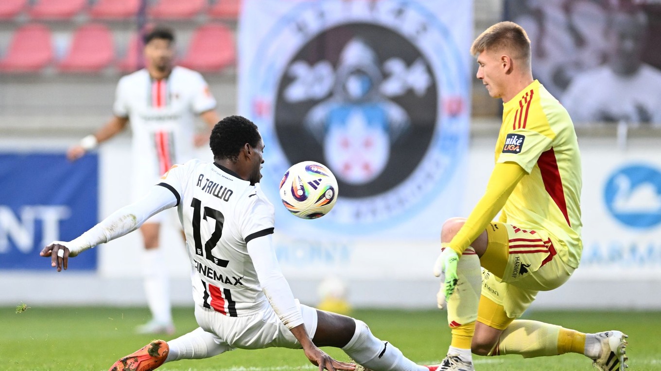 Vľavo hráč Trnavy Abdulrahman Taiwo a brankár Ružomberka Dominik Ťapaj počas zápasu 12. kola Niké ligy medzi MFK Ružomberok a FC Spartak Trnava.