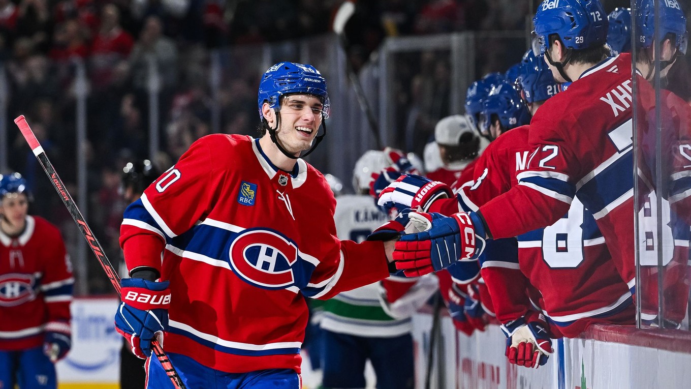 Juraj Slafkovský (20) oslavuje svoj gól v zápase Montrealu s Vancouverom.