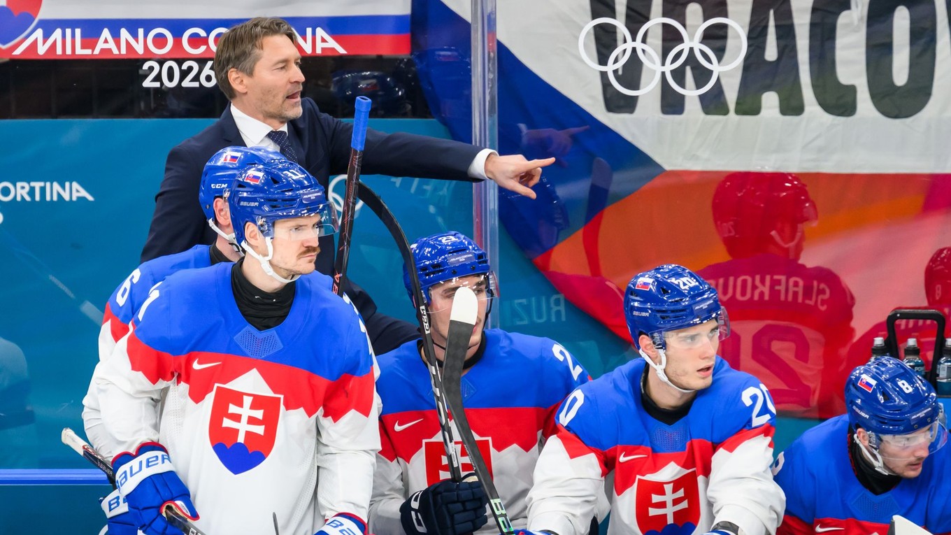 Vladimír Orzságh, Miloš Kelemen (Slovensko), Adam Ružička (Slovensko), Juraj Slafkovský (Slovensko) a Oliver Okuliar (Slovensko) v zápase základnej B-skupiny Švédsko - Slovensko.