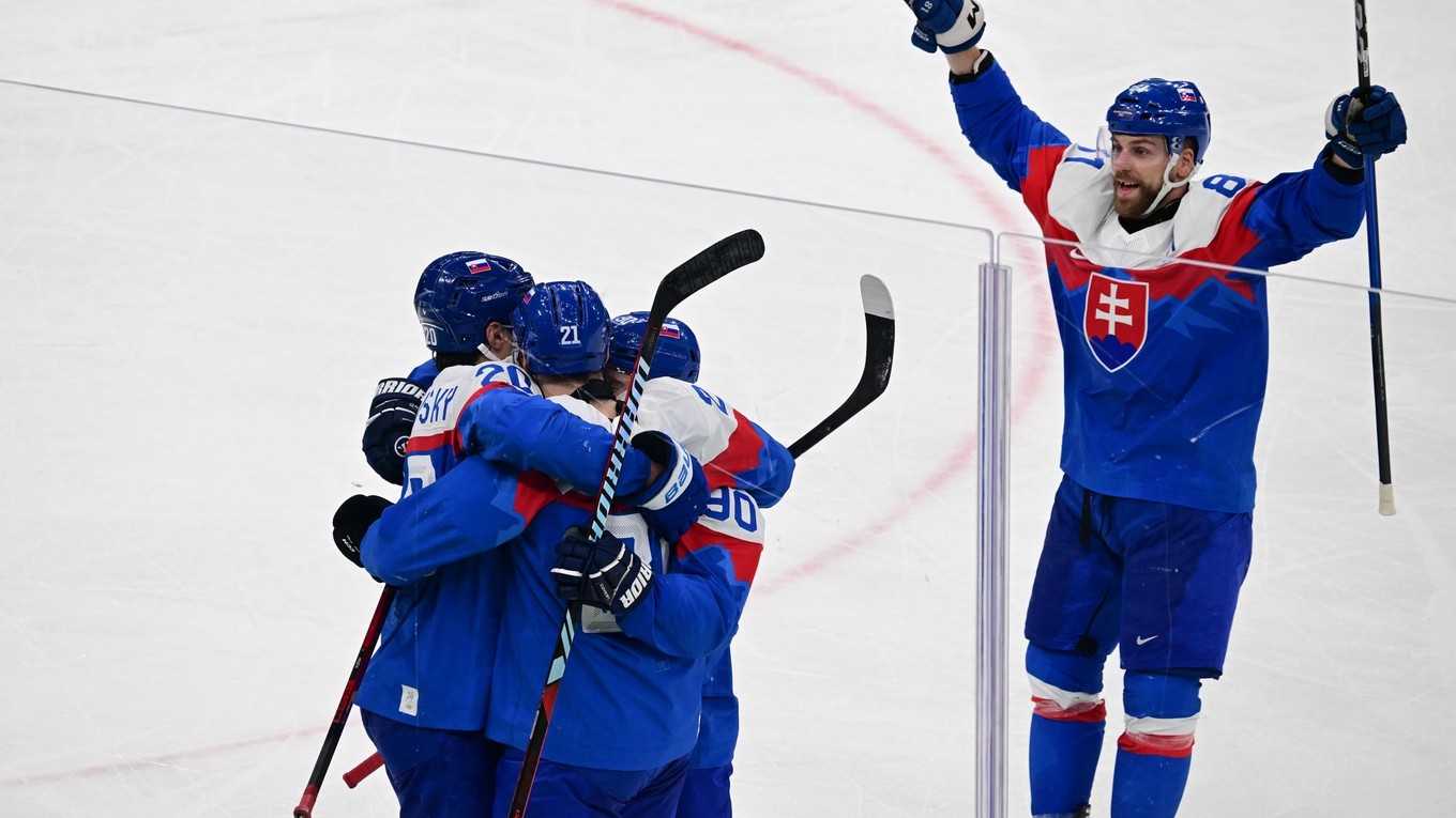 Na snímke sprava Erik Černák, Adam Ružička, Juraj Slafkovský (všetci Slovensko) sa tešia z postupu do semifinále hokejového turnaja na ZOH 2026.