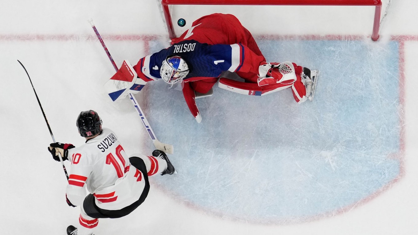 Český brankár Lukáš Dostál a kanadský hokejista Nick Suzuki.