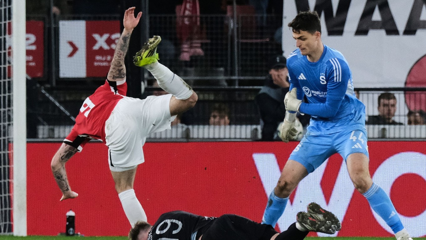 Slovenský brankár v drese Sparty  Jakub Surovčík (vpravo).