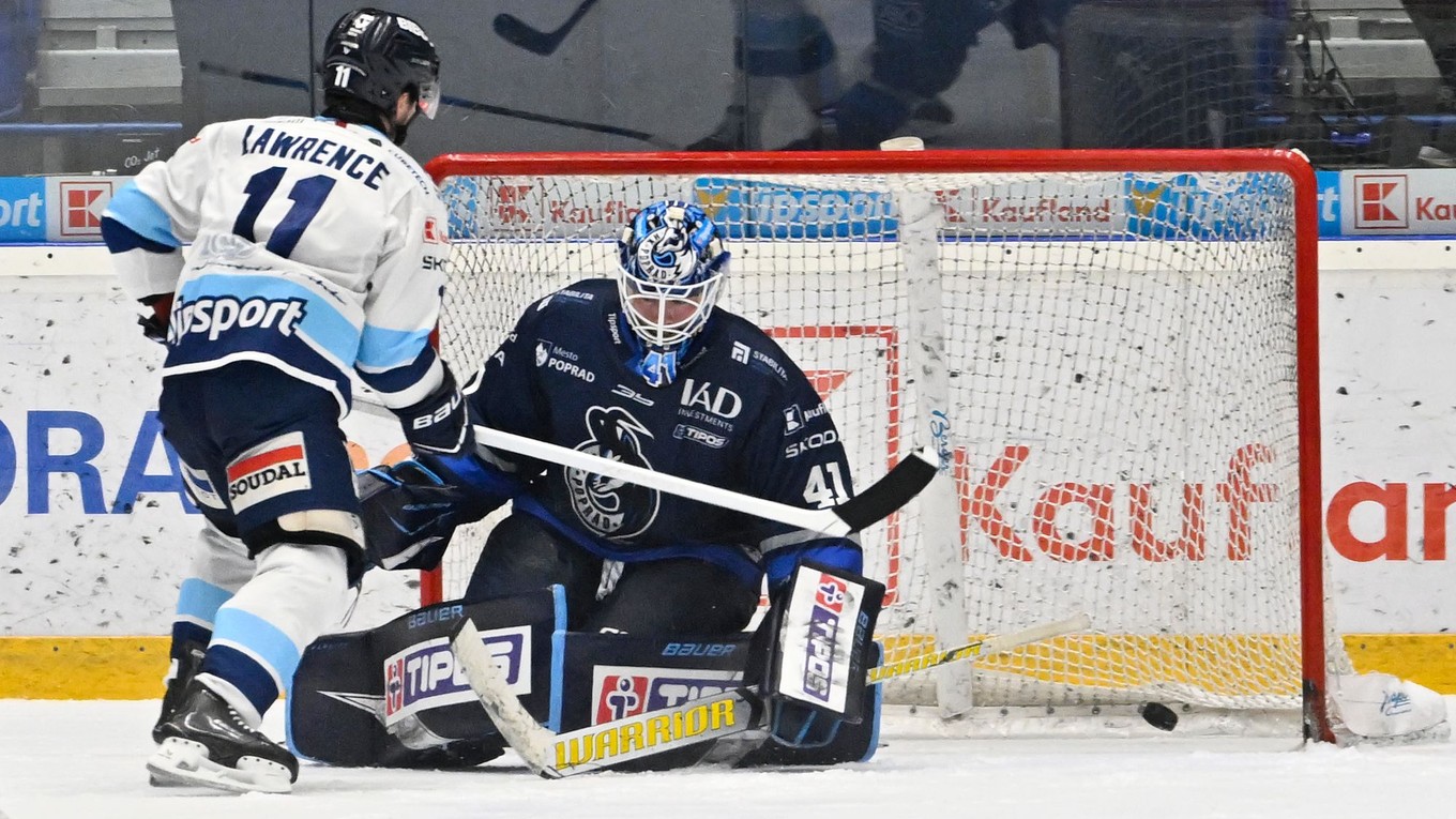 Hráč Nitry Joshua Lawrence a prekonaný brankár Popradu Tyler Parks