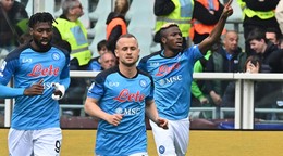 Hráč Neapola Victor Osimhen (vpravo) sa teší z gólu, uprostred slovenský futbalista Stanislav Lobotka počas zápasu 27. kola talianskej Serie A FC Turín – SSC Neapol.