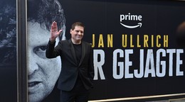 Jan Ullrich pri plagáte dokumentu Der Gejagte (v preklade Prenasledovaný).