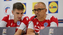 vpravo tréner slovenskej futbalovej reprezentácie Francesco Calzona a jeho asistent Pavol Farkaš