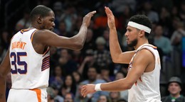 Devin Booker (vpravo) v drese tímu Phoenix Suns. 