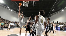 Boris Bojanovský (vľavo) dáva kôš v zápase Levíc v Lige majstrov.