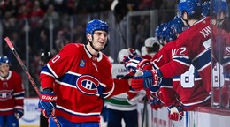 Juraj Slafkovský (20) oslavuje svoj gól v zápase Montrealu s Vancouverom.