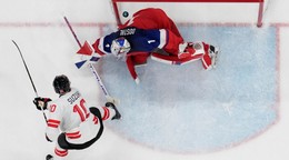 Český brankár Lukáš Dostál a kanadský hokejista Nick Suzuki.