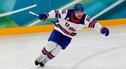 Jack Hughes oslavuje víťazný gól proti Kanade.