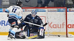 Hráč Nitry Joshua Lawrence a prekonaný brankár Popradu Tyler Parks