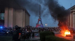 Auto horí a ohňostroj exploduje po tom, čo fanúšikovia Paríža St. Germain oslavujú obhajobu titulu pred Eiffelovou vežou