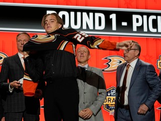 Leo Carlsson si oblieka dres Anaheimu Ducks po tom, ako si ho vybrali z druhého miesta na drafte NHL 2023.