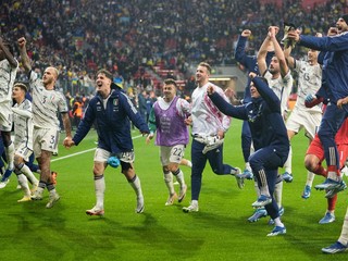 Futbalisti Talianska oslavujú po remíze 0:0 s Ukrajinou postup na EURO 2024.