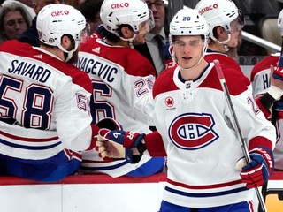 Slovenský hráč Montrealu Canadiens Juraj Slafkovský (č.20) oslavuje so spoluhráčmi na lavičke po tom, ako skóroval.