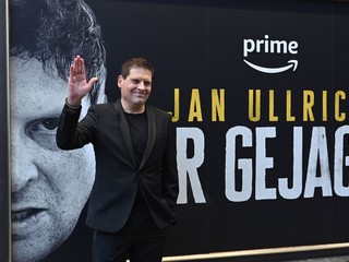 Jan Ullrich pri plagáte dokumentu Der Gejagte (v preklade Prenasledovaný).