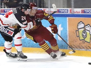 Reece Scarlett a Filip Ahl v súboji o puk v zápase 6. kola Tipos extraligy HC MONACObet Banská Bystrica - HK Dukla Trenčín.