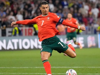 Kapitán Portugalska Cristiano Ronaldo strieľa na bránu počas semifnálového zápasu Ligy národov vo futbale.