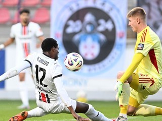 Vľavo hráč Trnavy Abdulrahman Taiwo a brankár Ružomberka Dominik Ťapaj počas zápasu 12. kola Niké ligy medzi MFK Ružomberok a FC Spartak Trnava.