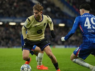 Fermin Lopez (Barcelona) proti Alejandrovi Garnachovi (Chelsea).