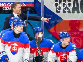 Vladimír Orzságh, Miloš Kelemen (Slovensko), Adam Ružička (Slovensko), Juraj Slafkovský (Slovensko) a Oliver Okuliar (Slovensko) v zápase základnej B-skupiny Švédsko - Slovensko.