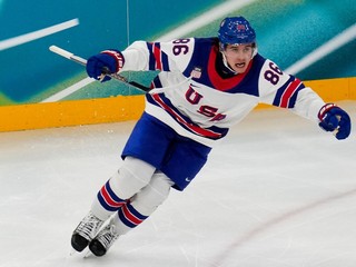 Jack Hughes oslavuje víťazný gól proti Kanade.