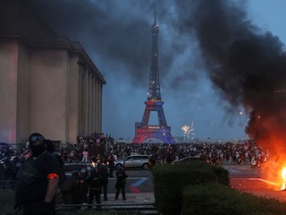 Auto horí a ohňostroj exploduje po tom, čo fanúšikovia Paríža St. Germain oslavujú obhajobu titulu pred Eiffelovou vežou