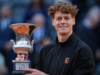 Jannik Sinner pózuje s trofejou po triumfe na turnaji v Ríme