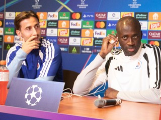 Tréner ŠK Slovan Bratislava Yaya Touré (vpravo) a kapitán ŠK Slovan Bratislava Andraž Šporar počas tlačovej konferencie pred stredajšou odvetou play off Ligy majstrov vo futbale NK Celje - ŠK Slovan Bratislava.