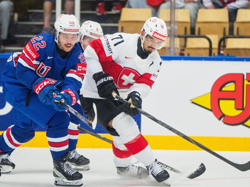 Jonas Siegenthaler (vpravo) a Isaac Howard v zápase USA - Švajčiarsko v skupine B na MS v hokeji 2025.