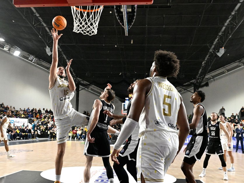 Boris Bojanovský (vľavo) dáva kôš v zápase Levíc v Lige majstrov.