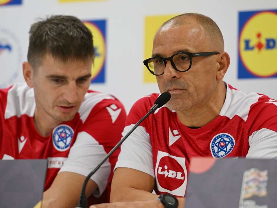 vpravo tréner slovenskej futbalovej reprezentácie Francesco Calzona a jeho asistent Pavol Farkaš